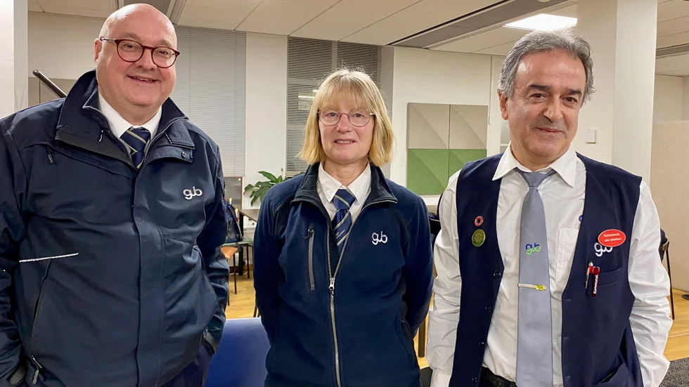  
Dag Ottosson, Matilda Sennerfeldt och Jafar Sarehkhani är bussförare på Gamla Uppsala buss. De larmar om stress på jobbet på grund av täta tidtabeller. 

Matilda Sennerfeldt har nyligen fått gå ner i arbetstid för att orka med jobbet. 
