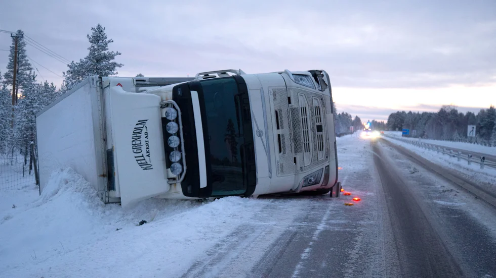 En lastbil med släp skar ner, välte och körde av E4 i norrgående riktning strax norr om Jävre nära avfarten till Hattudden tidigt onsdag morgon. 