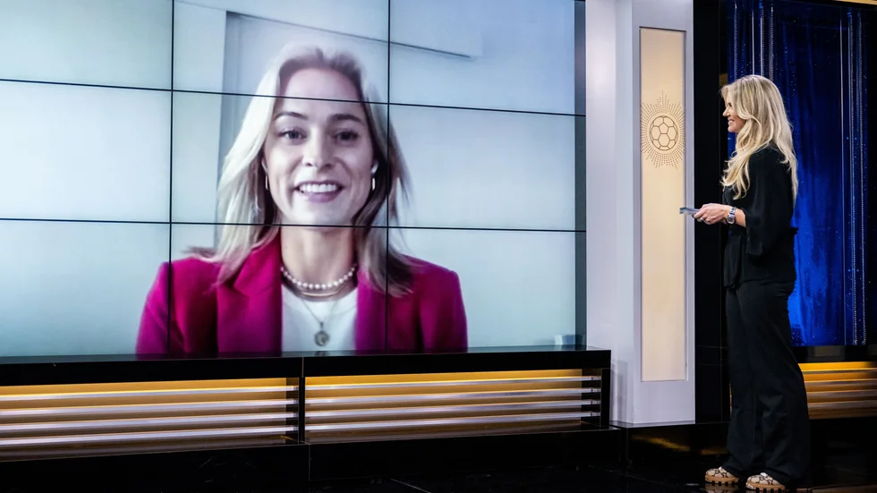 Programledare Linn Nordström och Fridolina Rolfö efter att hon tilldelats Diamantbollen under galan Fotbollsåret 2022.