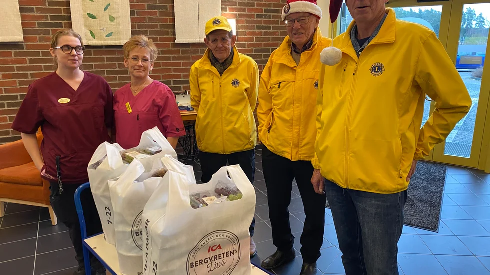 Linnea Holmdén och Veronica Sundberg på Åkersbergs äldreboende tog emot julgåvan från Lions Thomas Olsson, Olle Stedt och Bo Waldemarsson.
