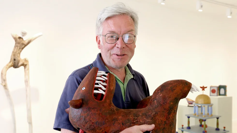 Lars Schill med slöjdaren Jögge Sundqvist träbjörn i famnen, från utställningen på Konstmuseet 2017. 