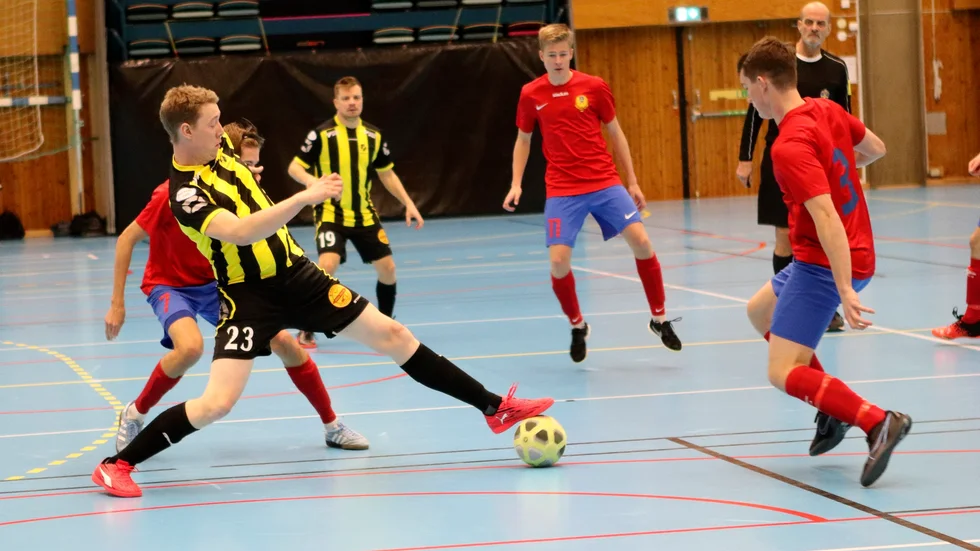 Björkvik och Albin Karlsson stod för en av gruppspelets största överraskningar. Efter de två inledande förlusterna vann laget med 2-1, vilket innebar Högsjös första förlust. Men segern var förgäves för Björkvik, utslaget på sämre målskillnad.