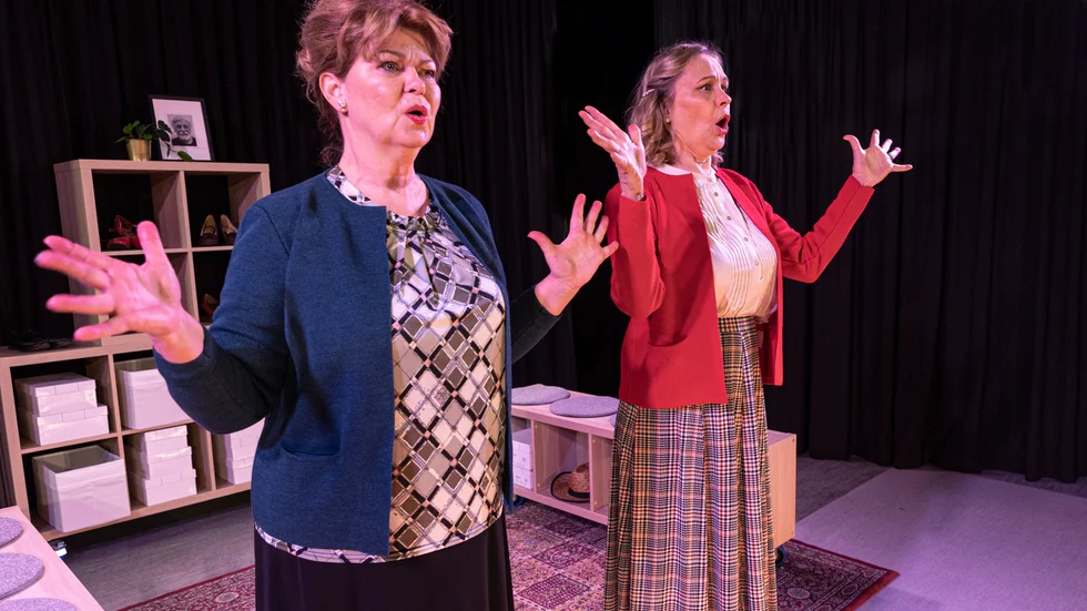 
Ing-Marie Carlsson och Anna-Lena Hemström i komedin "Bolanders skor". En feelgood-deckare som kommer till Skärblacka Folkets hus den 5 mars.