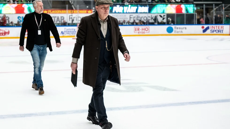 Lasse Johansson tvingas lämna sitt jobb som assisterande tränare.