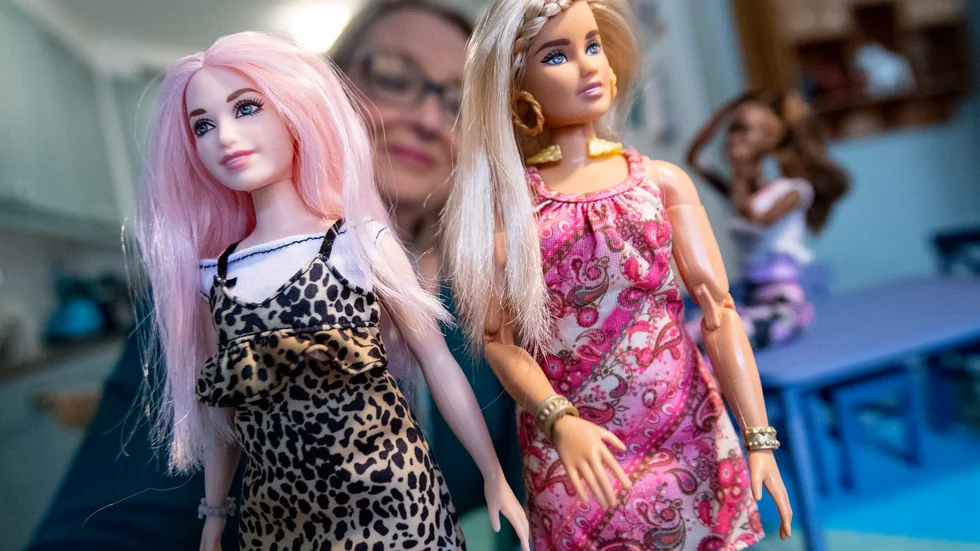 I dag har den evigt unga Barbie en mängd olika kroppsformer, hudfärger och hårfärger.  