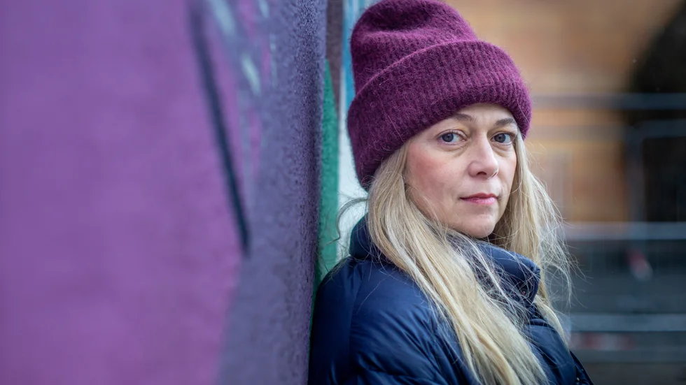 Det självtitulerade debutalbumet Dina ögon släpptes under hösten 2021. För samtliga texter och sång står Anna Ahnlund.
