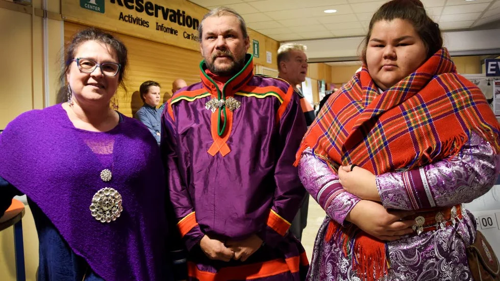 BIROLL. "Det ska bli jättekul att se när det är samiska inslag. Och så spelar våran son en biroll så det är extra spännande såklart", säger Lise Tapio Pittja som var tillsammans med Kenneth Pittja och Elle Laura Pittja.