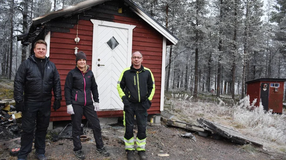 UPPRÖRDA. NSD träffar byborna Torbjörn Romark, Åsa Nilsson och Karl Modin. Det var här vid friggeboden det brann i söndags. "Branden sätter saken i ljus, att något är helt galet. Även om det finns en bilväg hit törs man inte lita på att man kan få hjälp", säger Torbjörn Romark.