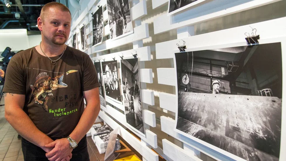 Anders Gustafsson fick sällskap på jobbet av dokumentärfotografen.