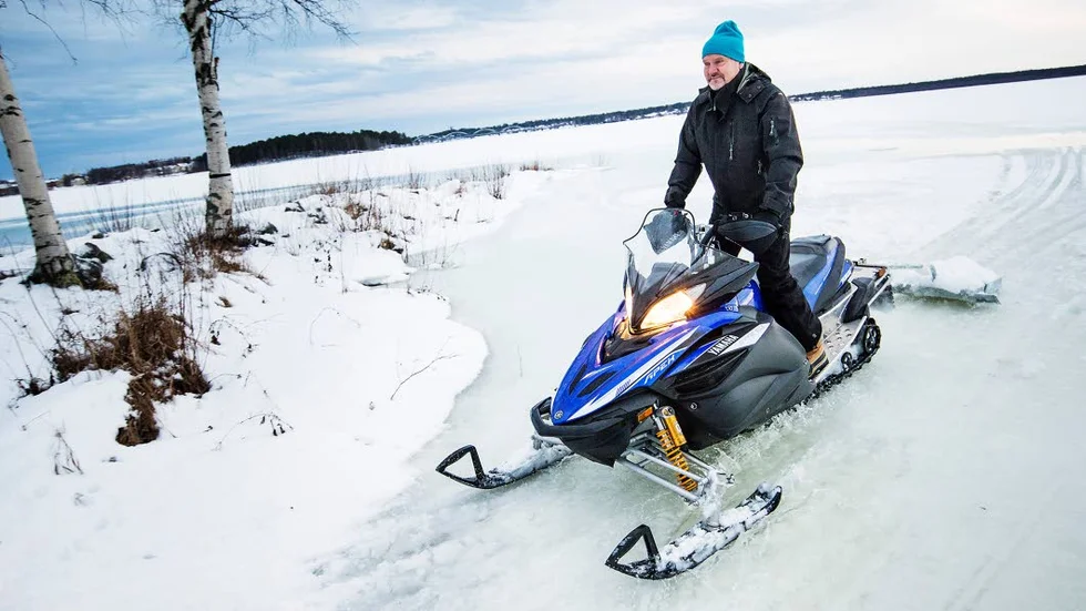 Skidspår. Roger Larsson har börjat dra upp skidspår som går från Mjölkudden till Gråsjälören. "Så fort det behövs nya spår så gör jag nya", säger han.