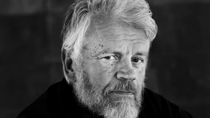 NSD:s recensent ser drag av Karl Gerhard i Ronny Erikssons scenkonst.