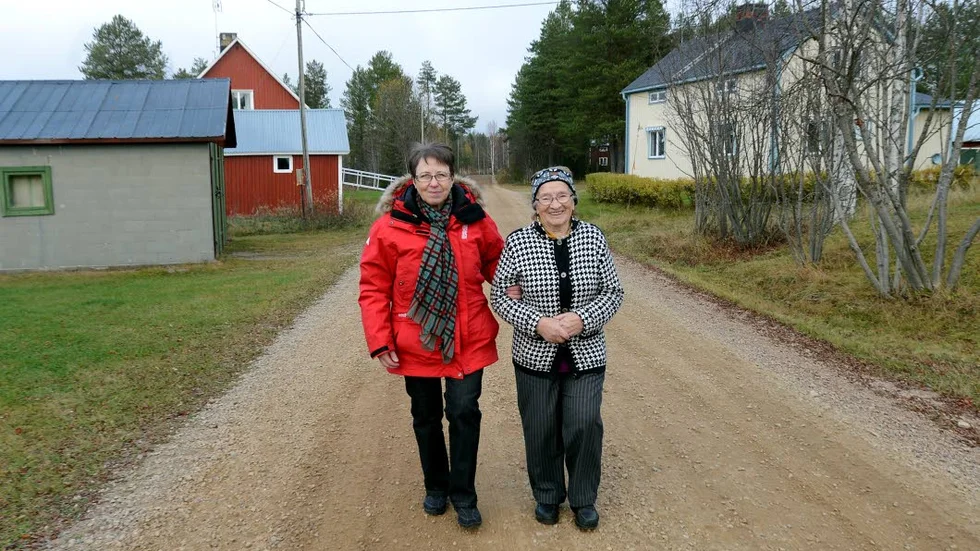 YNGST OCH ÄLDST I BYN. Ingrid Gustafsson, 69 år och Maja Olsson, 90 år trivs i den natursköna hembyn Vallsjärv som utsetts till Årets by i Överkalix. ”Här är bra att ha hundar”, säger Ingrid Gustafsson.