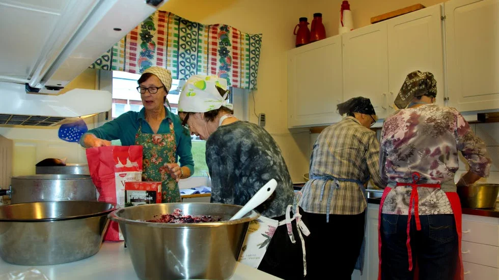 FULLT UPP. I köket på Träffpunkten i Nilivaara förbereds det stora renkoket.