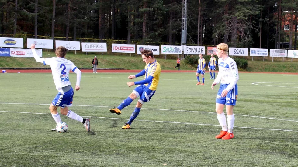 SKOTT KOMMER. Jonathan Vikström provar skottlyckan mot IFK Luleås andralag. Andreas Keisu försöker stoppa bollbanan.
