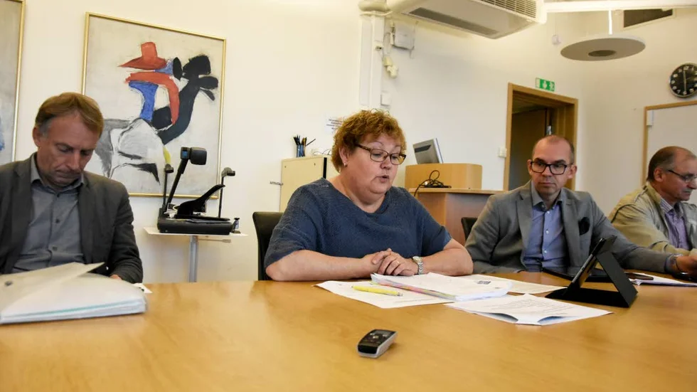 SATSAR. Yvonne Stålnacke (S) och Niklas Nordström (S) berättade under en presskonferens efter kommunstyrelsens arbetsutskott att de vill fortsätta utreda möjligheter till fyra badhus i Luleå. Något som Miljöpartiets Jan Nyberg (t v) ifrågasätter.