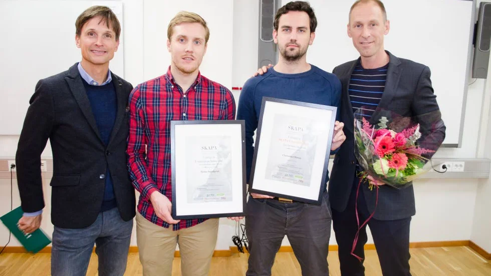 Prisutdelning. På Almis kontor i Luleå delades Skapas innovationspriser ut av VD Niklas Jonsson (till vänster) och juryordförande Martin Bröms (till höger). I mitten står pristagarna Petter Sundqvist och Christian Olsson.