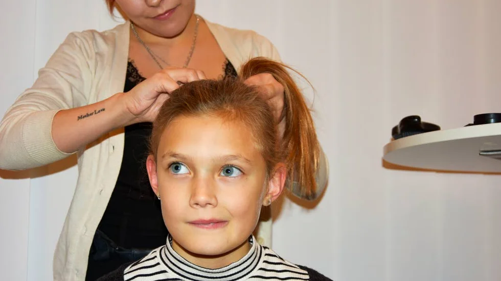 Modell. Vendela Westerberg, 11, provade på att vara modell. "Det var lite pirrigt men det gick bra", sa hon.