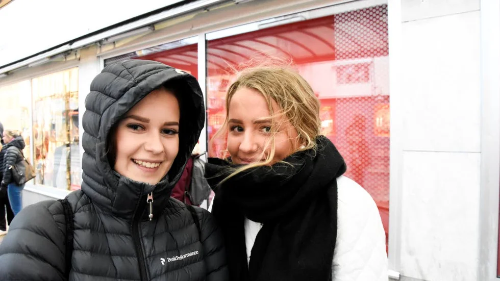 Elevresor. Gymnasieeleverna Jessika Wikström och Rebecca Andersson har inte märkt av höjningen. "Vi får busskort från skolan", säger dem.