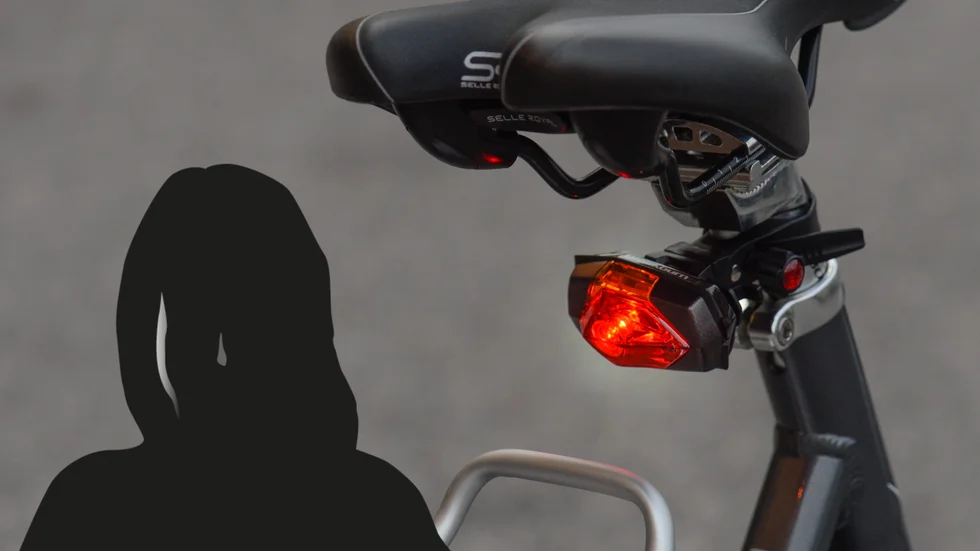 Kvinnan tvingade till sig cykeln och trampade iväg. Väskan med personlarmet låg i cykelkorgen. 