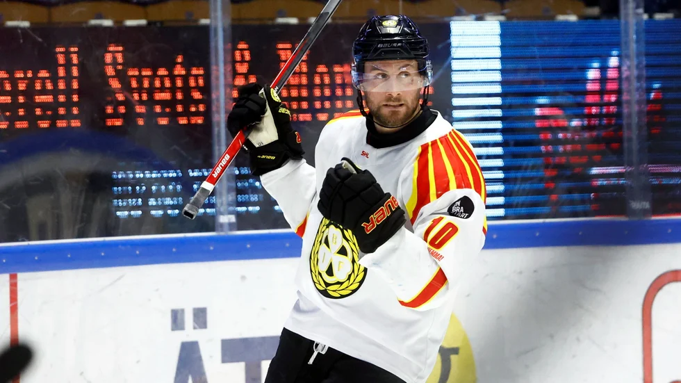 Lagkaptenen Johan Larsson och hans Brynäs ligger under med 0–2 i matcher i nedflyttningskvalet mot Malmö. Arkivbild.