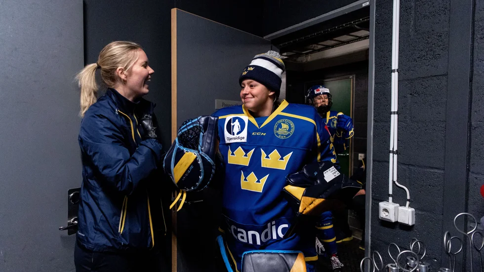 Skelleftetjejen Tindra Holm, till höger, är uttagen i den svenska trupp som ska spela VM i Kanada i april.
