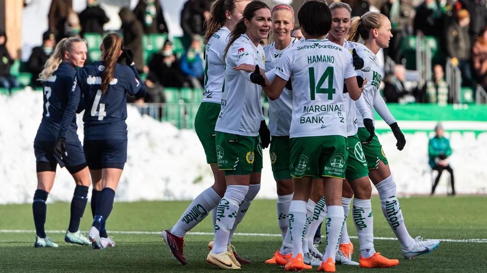 Segerorganisatören Maika Hamano och hennes lagkompisar firar ett av Hammarbys mål mot United. Till vänster syns Eskilstunalagets Astrid Larsson och Märta Jävergren.