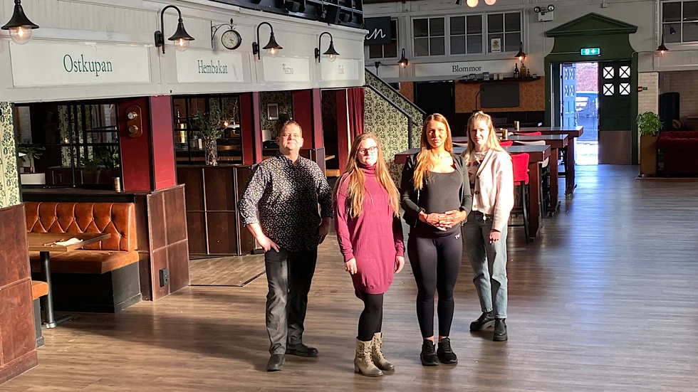 Joakim Ragnar, verksamhetsansvarig på Motala Fontänhus tillsammans med medlemmarna Kathrine Adolfsson och Rebecca Karlsson, samt Anna Törnqvist, samordnare psykisk hälsa i Motala kommun.
