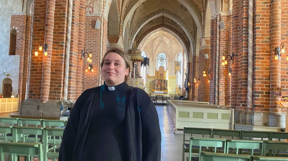 Catharina Carlsson berättar att i fjol la biskopen Johan Dalman ut väldigt mycket saker på auktionen. "Kavajer, jackor, tröjor, lampor, böcker och till och med en stol blev det. Det kanske drog lite extra", säger hon.