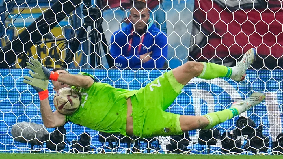 Argentinas målvakt Emiliano Martinez i samband med straffläggningen mot Frankrike. Arkivbild.