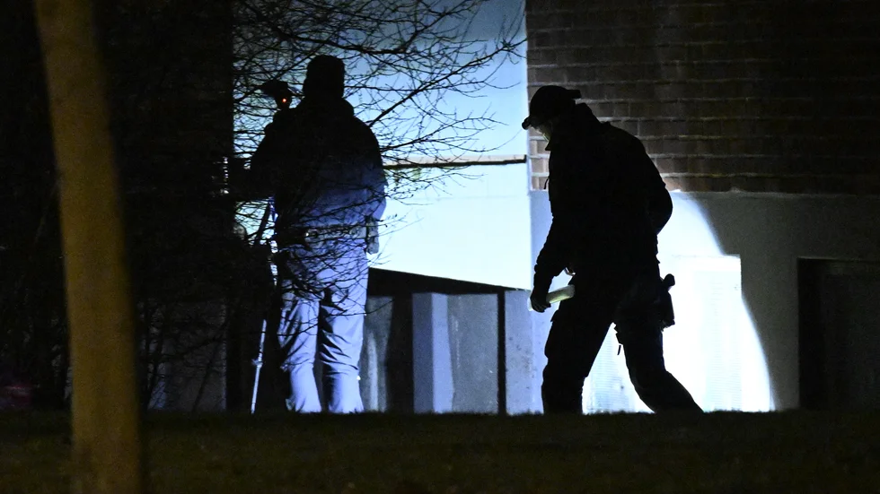 Polis och kriminaltekniker på plats efter en av explosionerna.