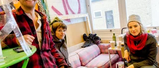 En konstutställning med levande måleri i det fria