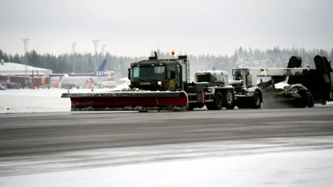 Plogar och borstar ska hålla start - och landningsbanan i Luleå framkomlig.