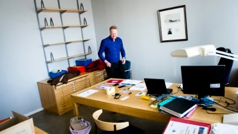 "Fint kontor, bara jag får byta ut gardinerna", säger Hans Utstrand som gör sin första vecka på jobbet.