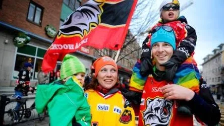 luleåhockey storgatan. Familjen hedberg Tiam (med flagga) Emrik i barnvagn, josefin och per föräldrarna.