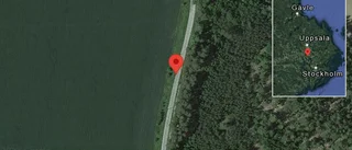 Flera stillastående personbilar på väg 915 - problem i trafiken