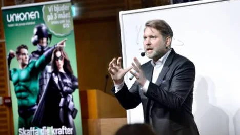 Charlie Söderberg, känd från tv-programmet Lyxfällan, har förhoppningar om att åhörarna som är nöjda med hans föreläsning ska ha fått mer energi. "De missnöjda kommer att säga att det var inget nytt".