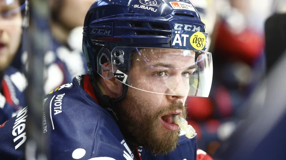 "Domarna skötte det där. Han fick sitt straff och det finns ingen poäng med att ge igen. Ibland blir det dumma saker på isen och det är viktigt att man inte gör något som drabbar laget", säger LHC:s Oscar Fantenberg efter den tuffa tacklingen han fick av Brynäs Dmytro Tymashov.
