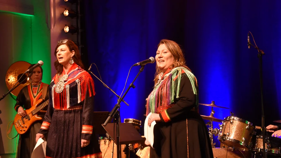 Pia-Maria Nutti Holmgren och Anja Storelv ledde den samiska nationaljojken.