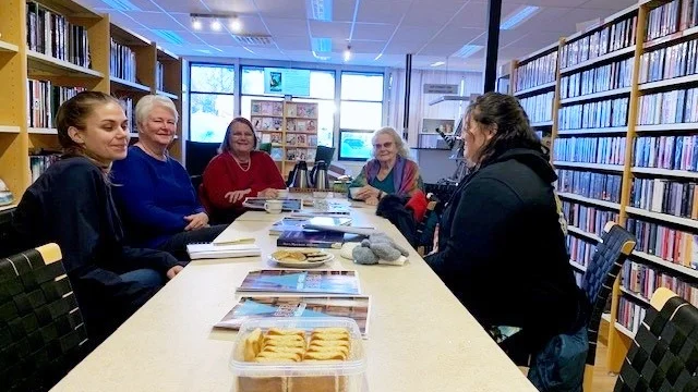 Dukat för fika, meänkieli och finska på Pajala bibliotek.