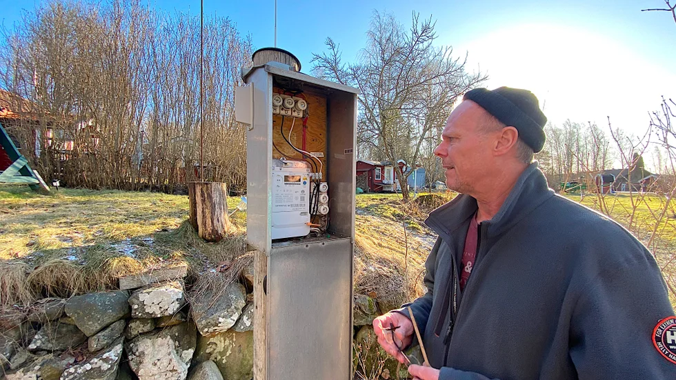 Anders Djusberg vid den nya elmätaren som Vattenfall har installerat.