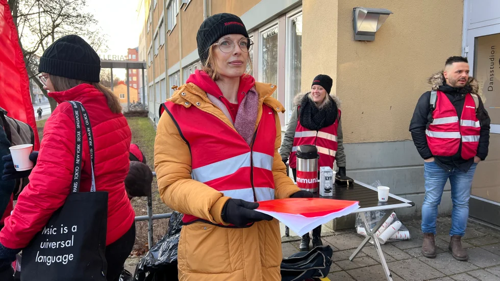"Vi har fått prioritera precis som politikerna. Tyvärr räckte det inte till alla", säger Kommunals Lena Petersson medan de delar ut godispåsar till oppositionen och tomma påsar till de styrande partierna.