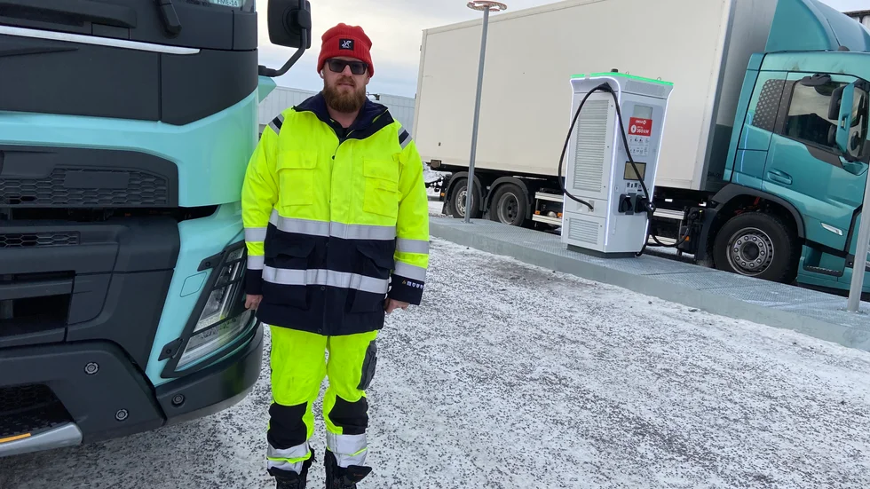 Patrik Velle, chaufför för Volvo har kört tung trafik i 20 års tid. Han är lyrisk över elvarianterna som nu har stark framfart i branschen. 