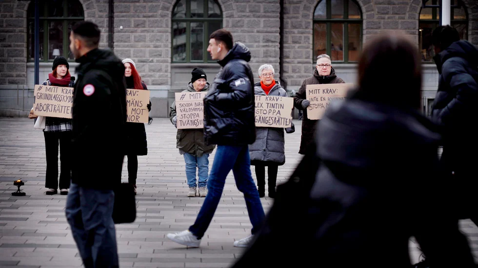 Kvinnostrejk Eskilstuna vill synas, höras och tas på allvar. "Mäns våld mot kvinnor är inte en kvinnofråga, det är en mansfråga", säger Sarah Larsson, näst längst till vänster på bild.