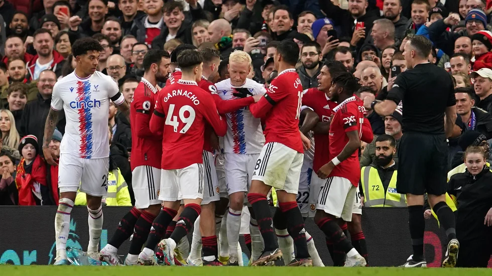 Will Hughes i Crystal Palace, i mitten, i ordväxling med Manchester United-spelare, däribland Casemiro, närmast till höger om Hughes.
