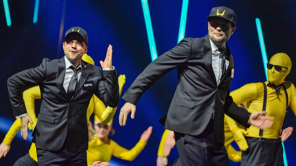 Gaute Ormåsen (höger) och Ben Adams kastade Subwoolfer-maskerna under norska Melodi Grand Prix på lördagen.