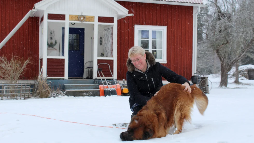 Lillemor är en glad och varm person, som har ett stort engagemang för andra. Här med hunden Ziton. 
