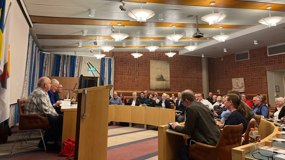 Efter en lång diskussion har kommunfullmäktige fattat ett beslut om de omtalade parkeringstaxorna i Motala.