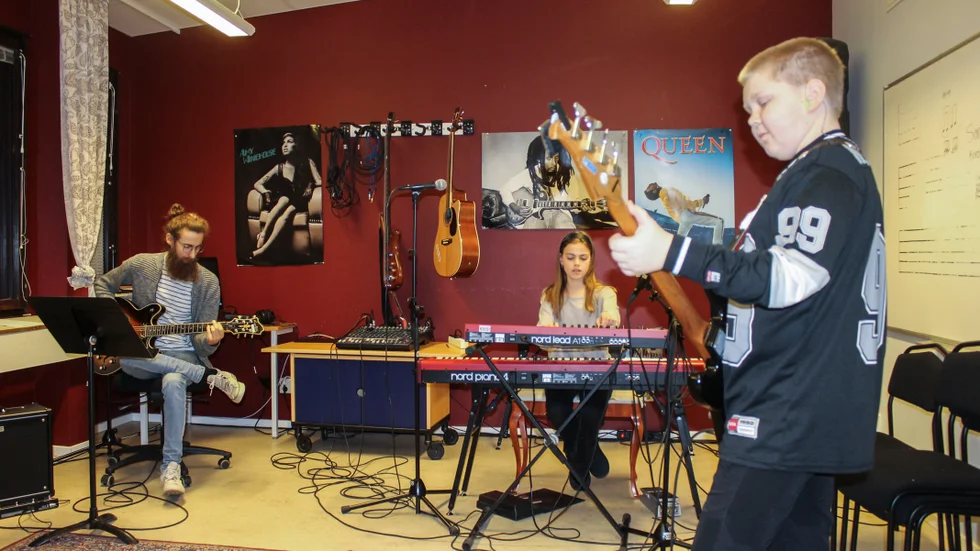 Bandet Chickenwings repeterar på Kulturskolan i Motala. På bilden syns medlemmarna Aaden Lindström och Linnea Ringstad Alveteg och läraren Marcus Persson. Bandets tredje medlem trummisen Albin Rangsjö, syns inte på bilden.