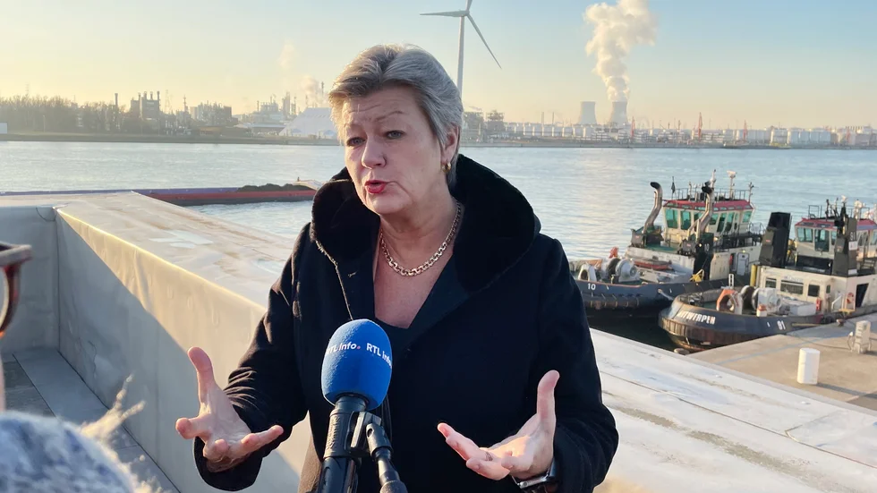 EU:s inrikeskommissionär Ylva Johansson diskuterar narkotikasmuggling i hamnen i Antwerpen i Belgien.