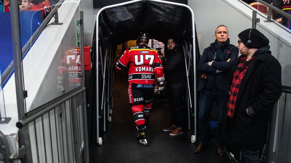 Leo Komarov fick matchstraff för sin knuff mot linjedomaren.